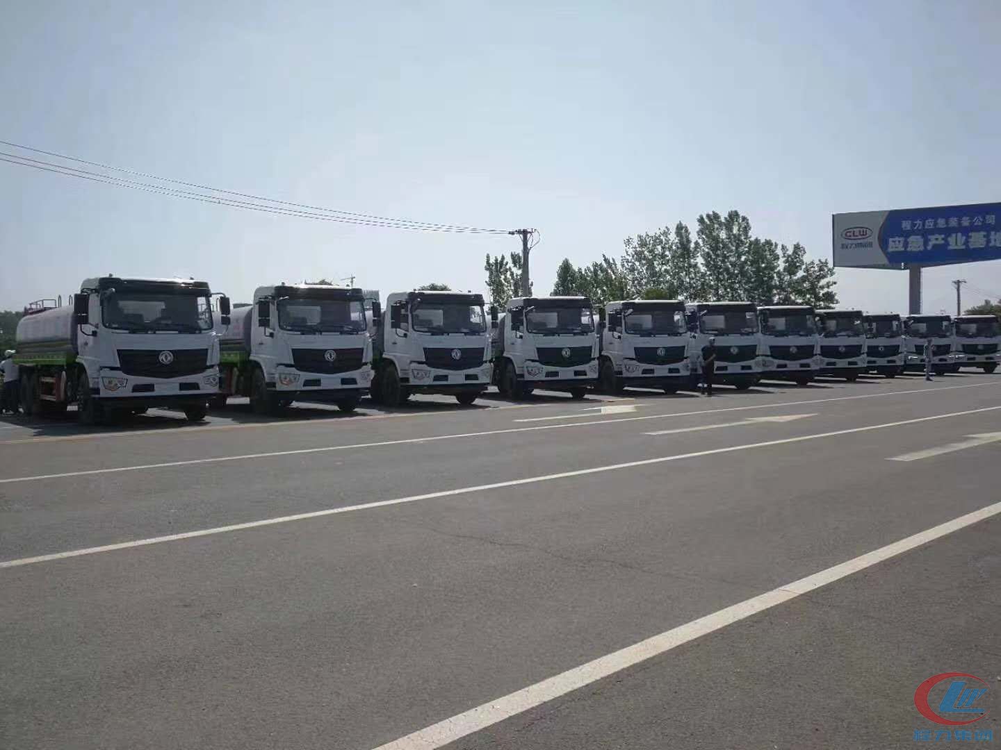 凯时优质运营商集团国六东风D3L后双桥抑尘洒水车十台齐发