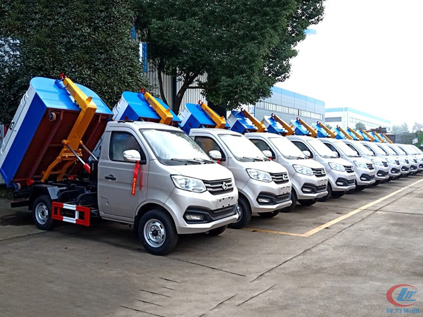 凯时优质运营商集团国六勾臂垃圾车批量发车