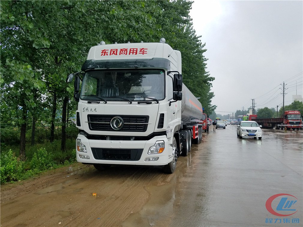 凯时优质运营商三桥半挂铝合金运油车正面图