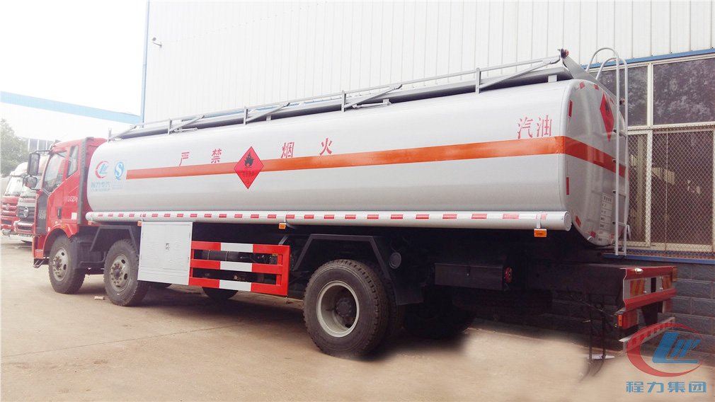 湖北凯时优质运营商解放小三轴(19.5/23方)加油车侧面图