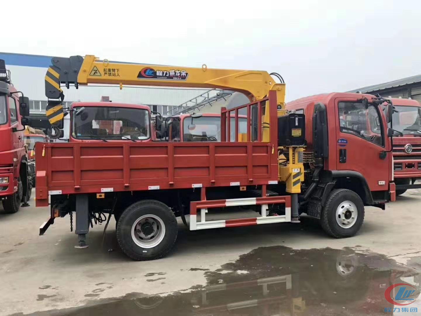 湖北凯时优质运营商大运5吨随车吊侧面图