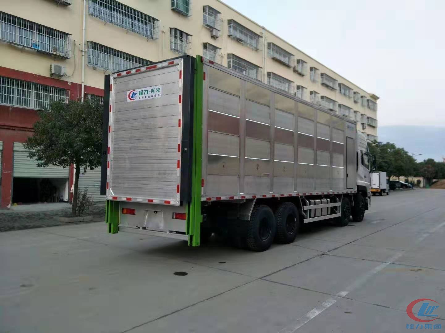 凯时优质运营商东风天龙恒温运猪车
