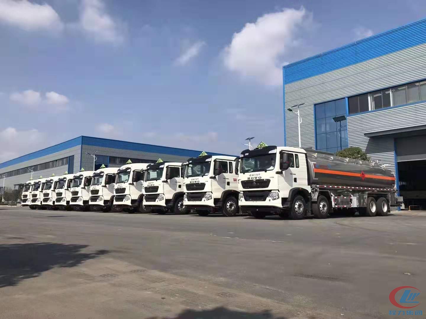 凯时优质运营商汽车集团油罐车专业厂前油罐车