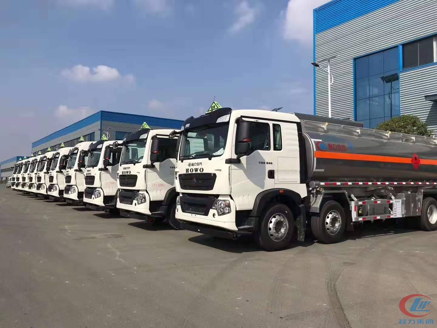 凯时优质运营商集团重汽豪沃油罐车发车