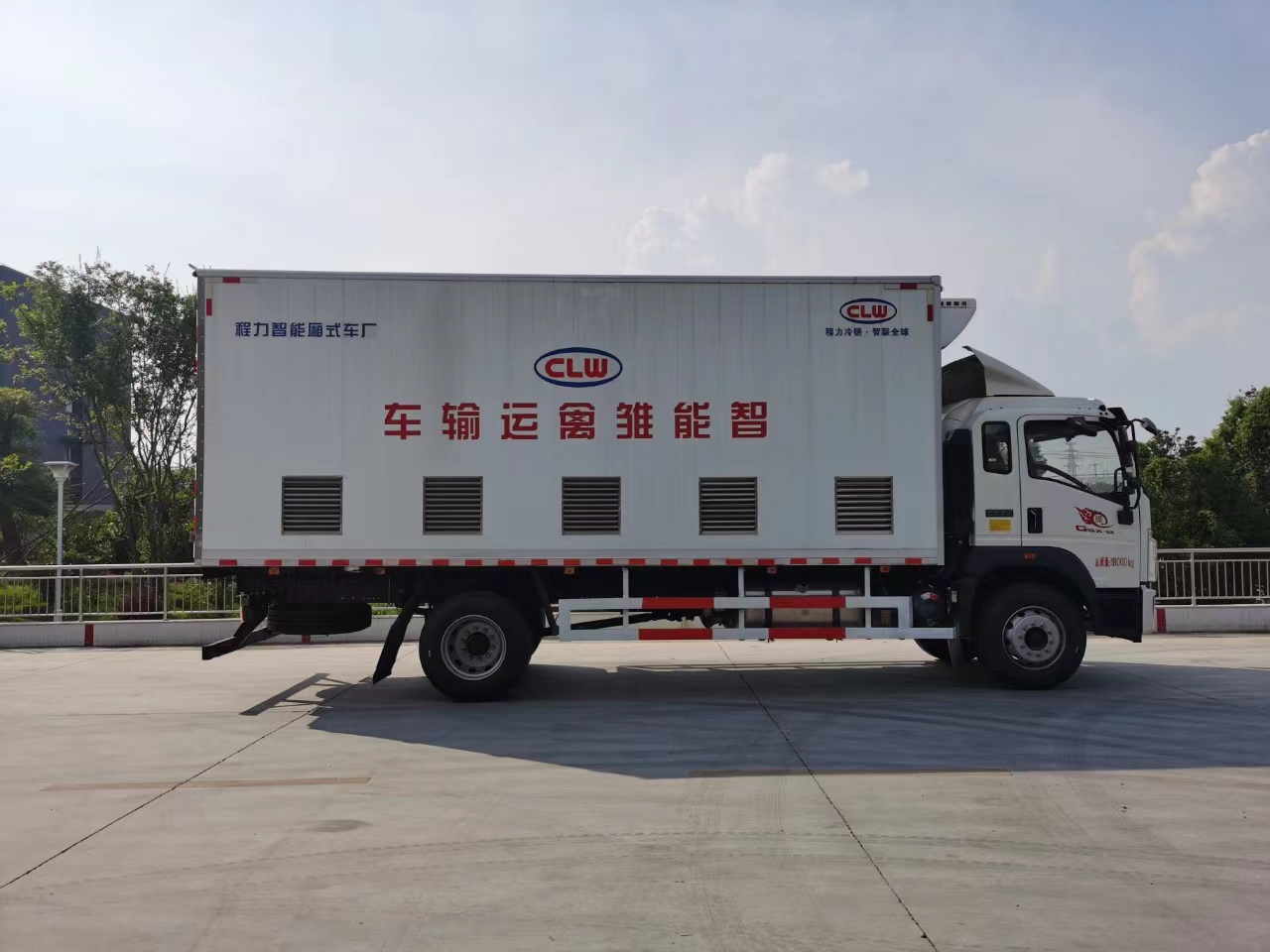 凯时优质运营商牌国六重汽豪沃智能恒温畜禽运输车